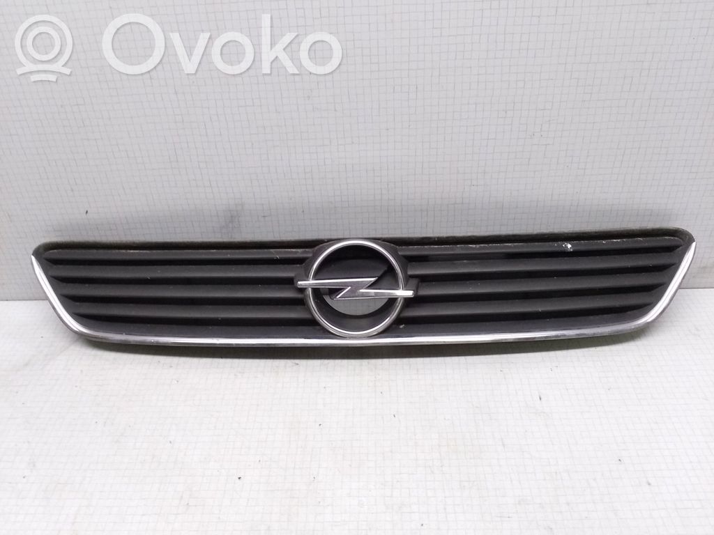 Opel Astra G Etupuskurin ylempi jäähdytinsäleikkö 