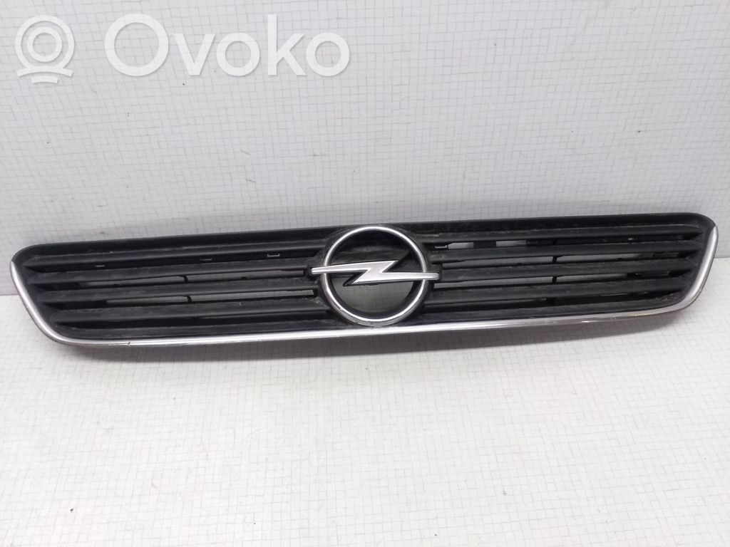 Opel Astra G Etupuskurin ylempi jäähdytinsäleikkö 