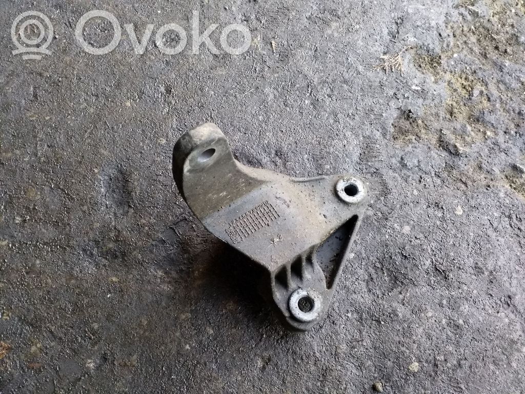Ford Mondeo Mk III Engine mounting bracket 