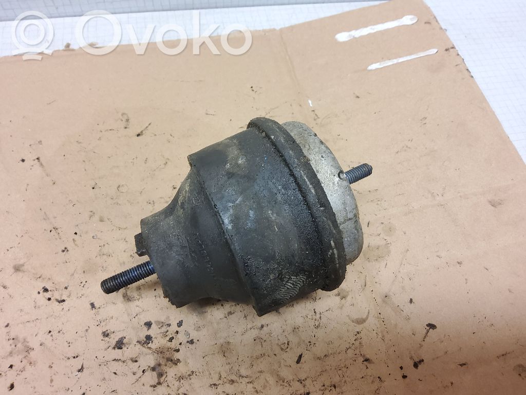 Volkswagen PASSAT B5.5 Engine mount bracket 