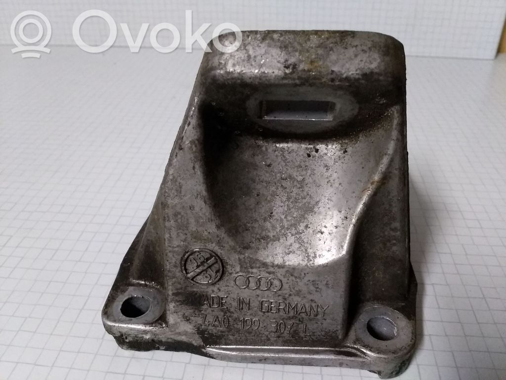 Audi 100 S4 C4 Engine mounting bracket 