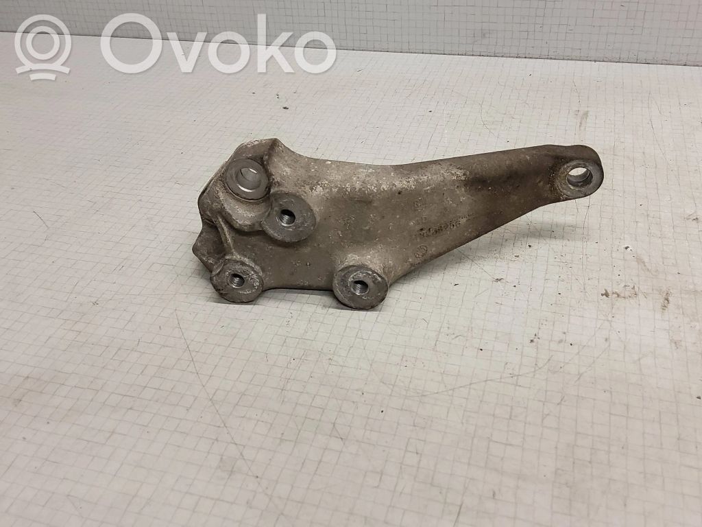 Opel Insignia A Engine mounting bracket 
