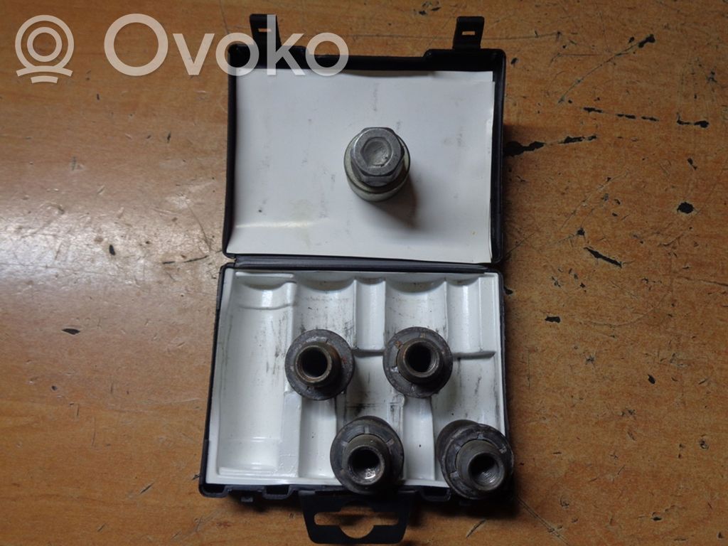 Tuercas/tornillos   PZ4AKEV90600