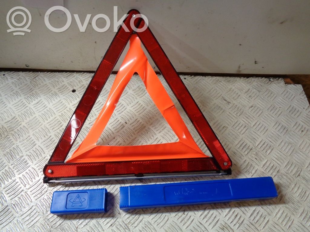 Opel Astra K Varoituskolmio 