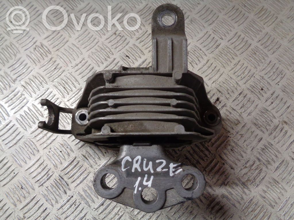 Chevrolet Cruze Engine mount bracket 