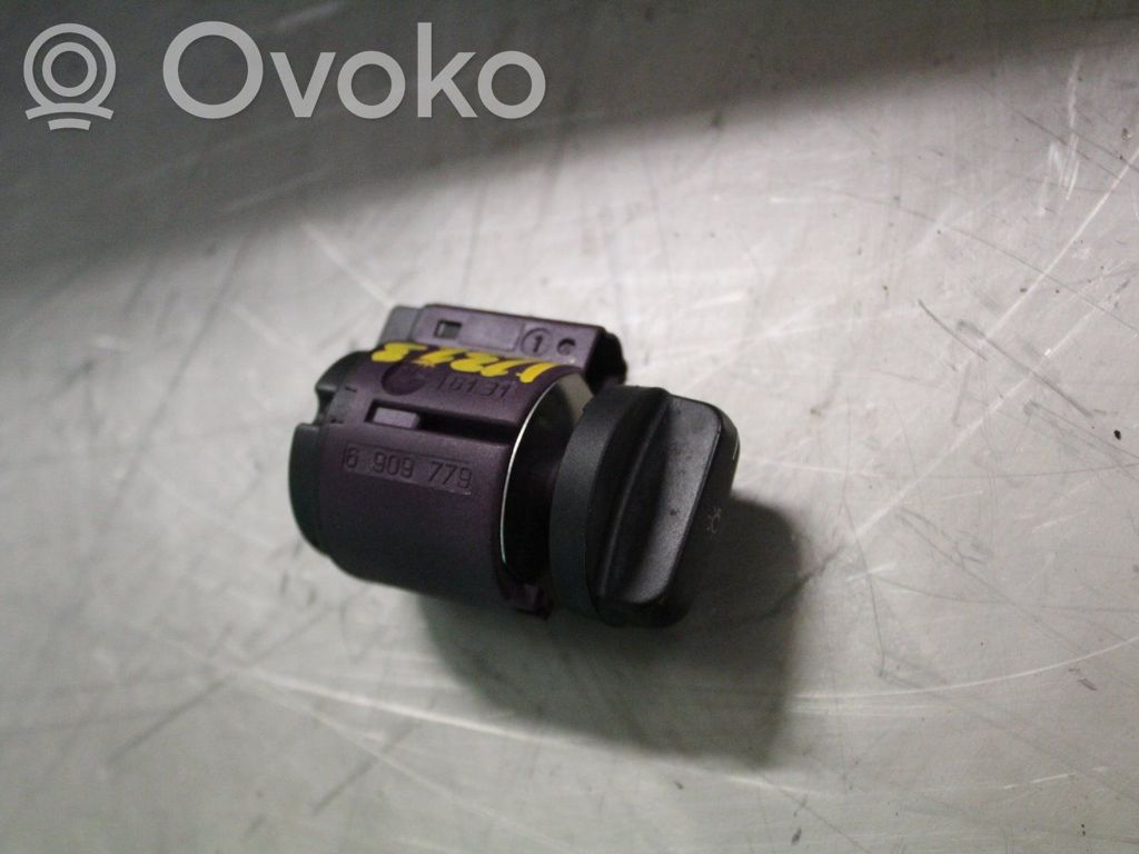 Light switch   6909779