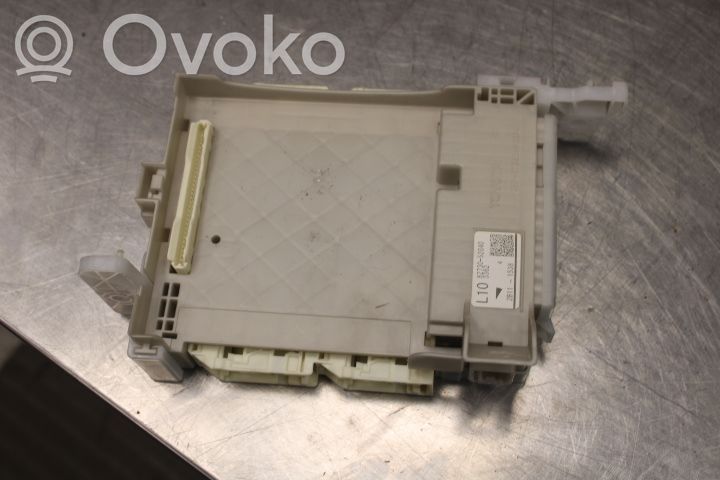 Toyota Yaris Ramka / Moduł bezpieczników 