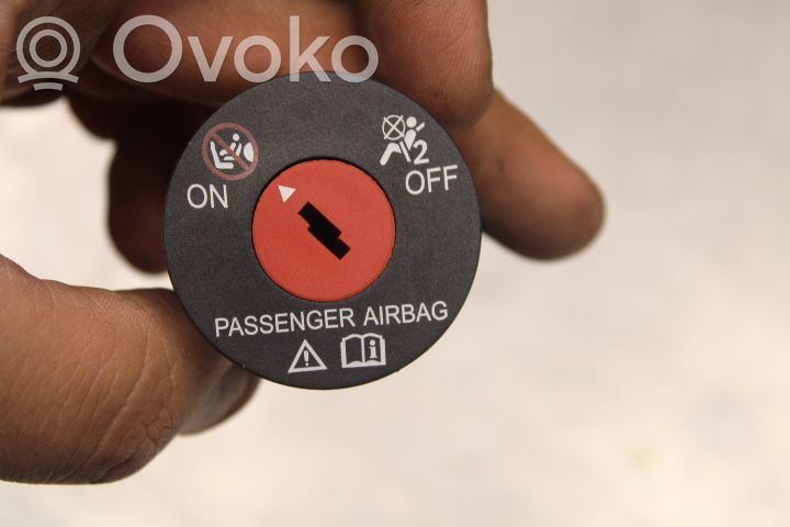 Wyłącznik poduszki powietrznej Airbag pasażera   3887062K00
