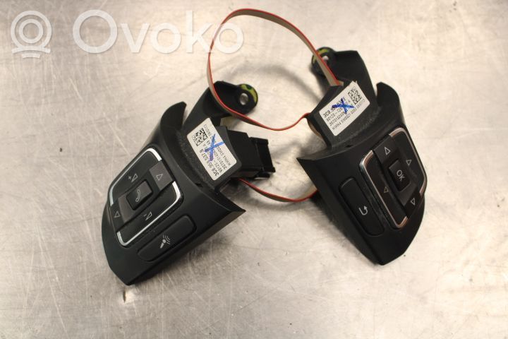 Volkswagen Golf VI Steering wheel buttons/switches 