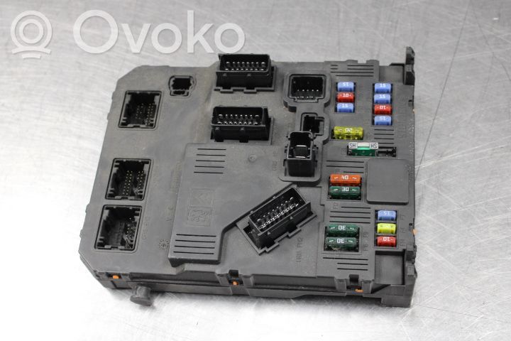 Citroen C3 Ramka / Moduł bezpieczników 