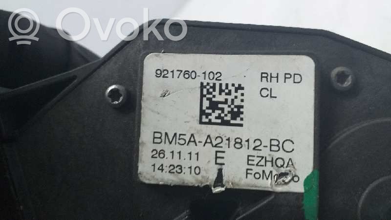 Ford Focus Priekšpusē slēdzene 