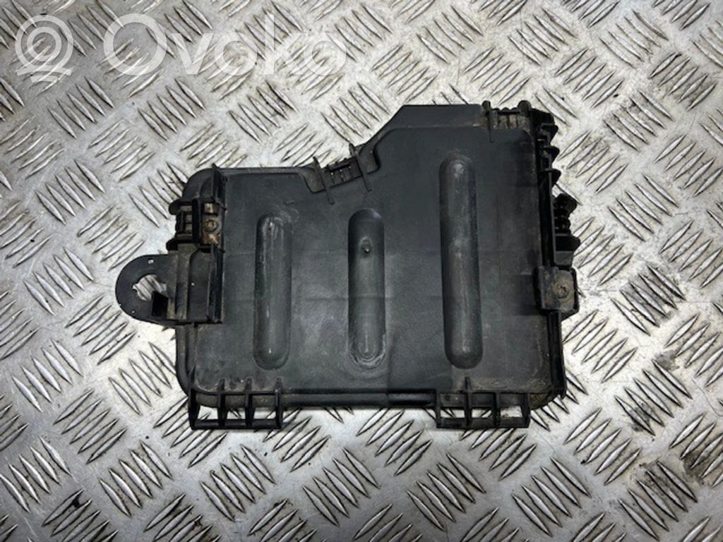 Audi A8 S8 D3 4E Fuse box cover 