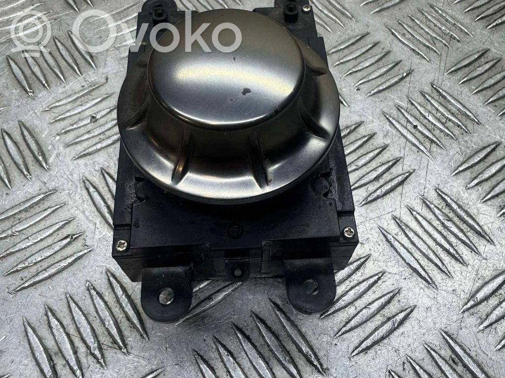 Head unit multimedia control   6944884