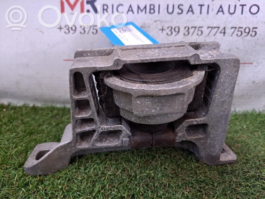 Volvo C30 Engine mounting bracket 