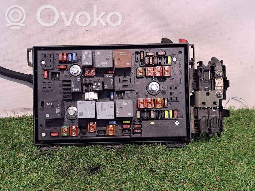 Opel Astra J Saugiklių blokas 