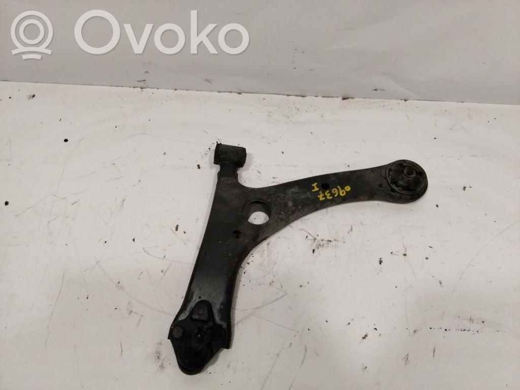Toyota Corolla E120 E130 Dolny wahacz przedni 