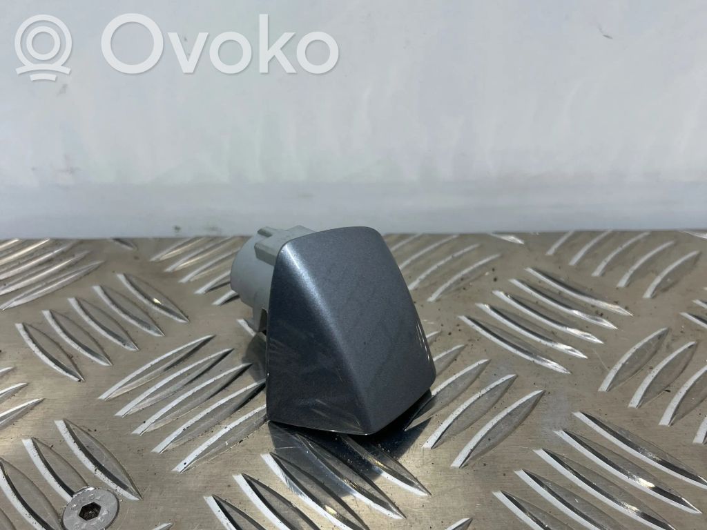 Audi A6 C7 Aizmugurē durvju roktura vāciņš 