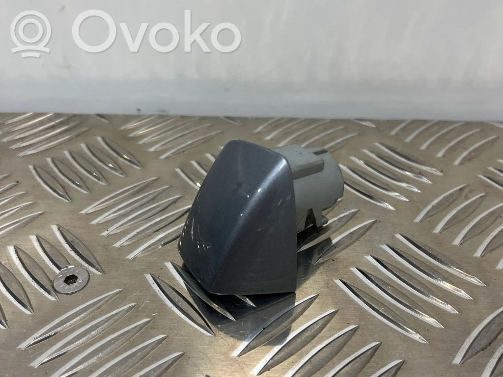 Audi A6 C7 Aizmugurē durvju roktura vāciņš 