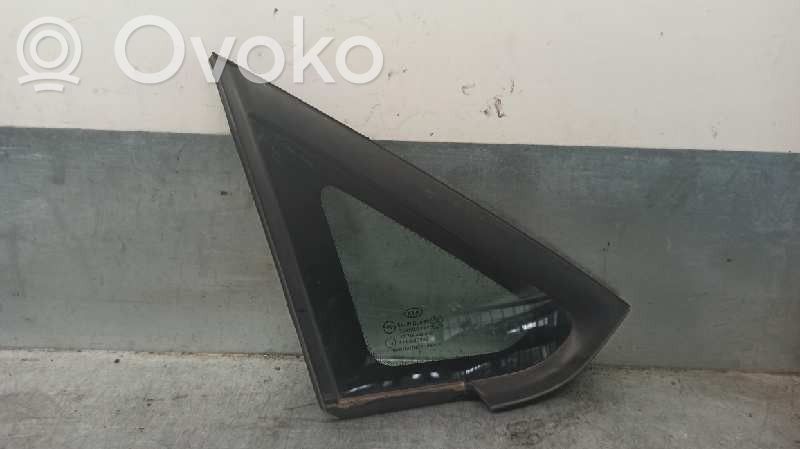 KIA Carens II Luna/vidrio del triángulo delantero 