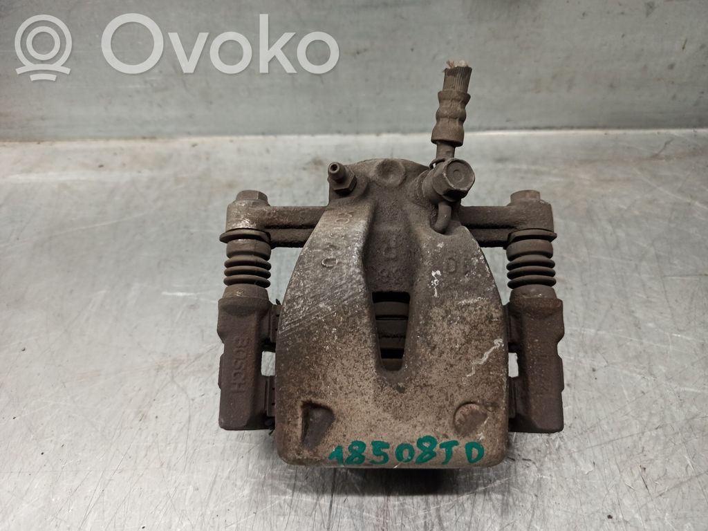 Toyota Avensis T250 Jarrusatulan tyynyn pidike takana
