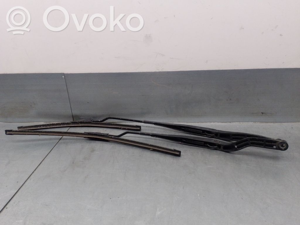 Opel Vectra C Priekinio stiklo valytuvų kojelė 
