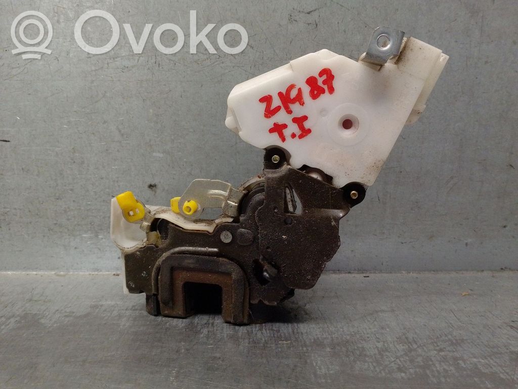 Nissan Terrano Takaoven lukko 
