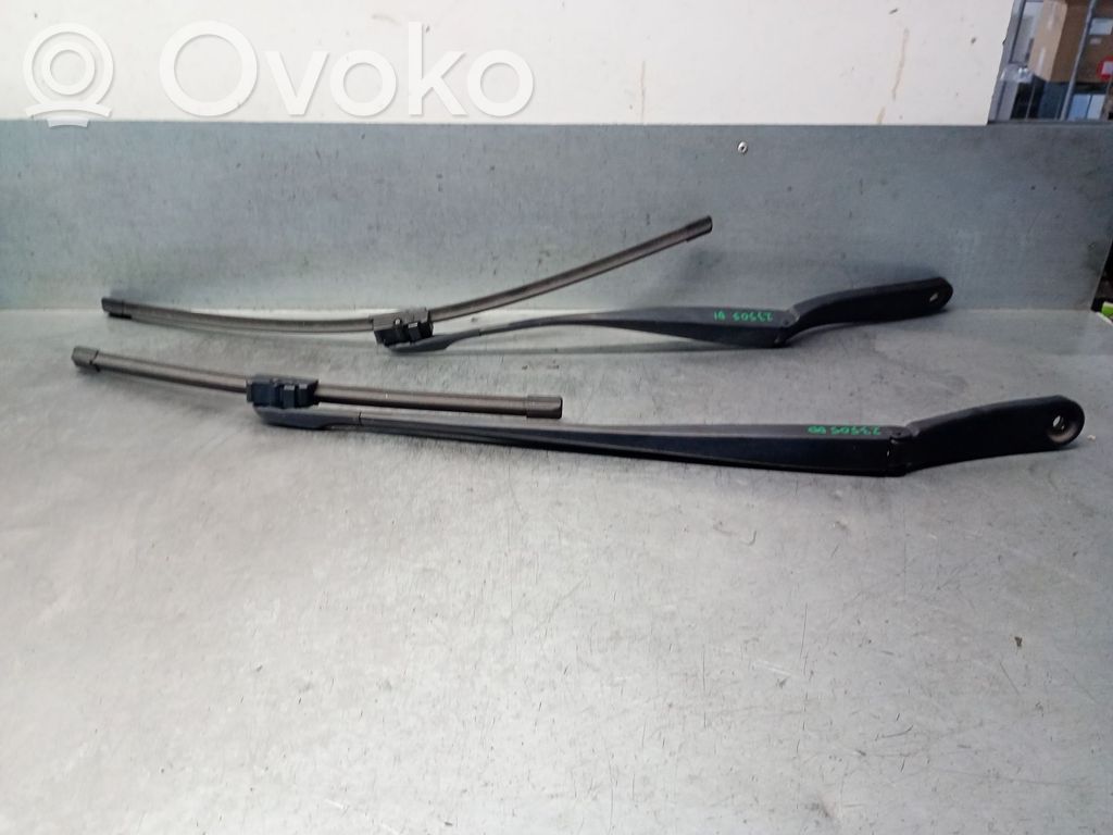 BMW 5 F10 F11 Priekinio stiklo valytuvų kojelė 