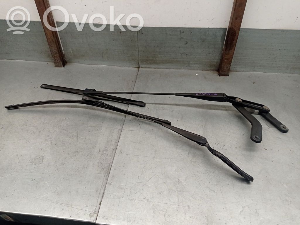 Ford C-MAX I Priekšējā loga tīrītāja kājiņa