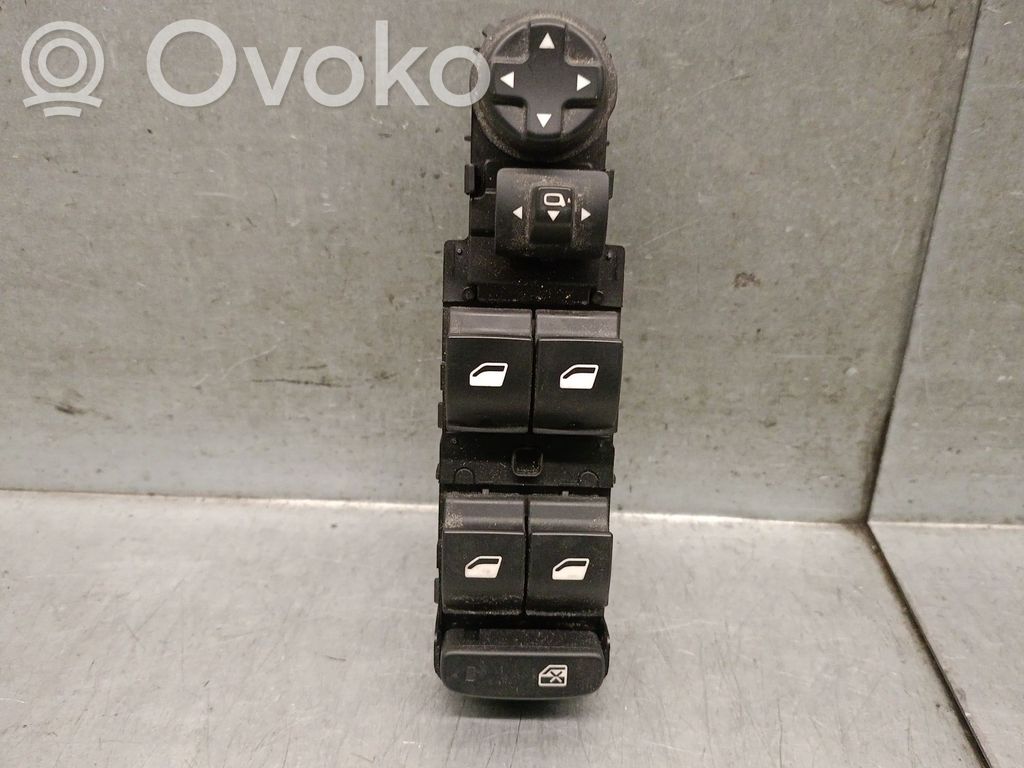 Opel Grandland X Electric window control switch 