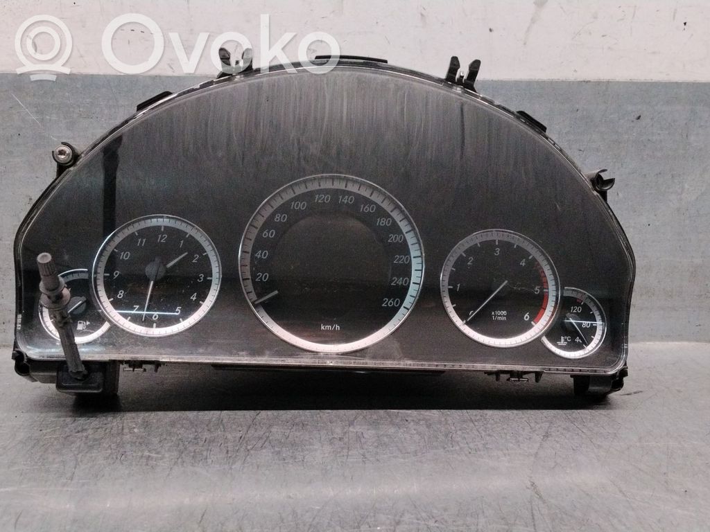 Mercedes-Benz E W212 Geschwindigkeitsmesser Cockpit