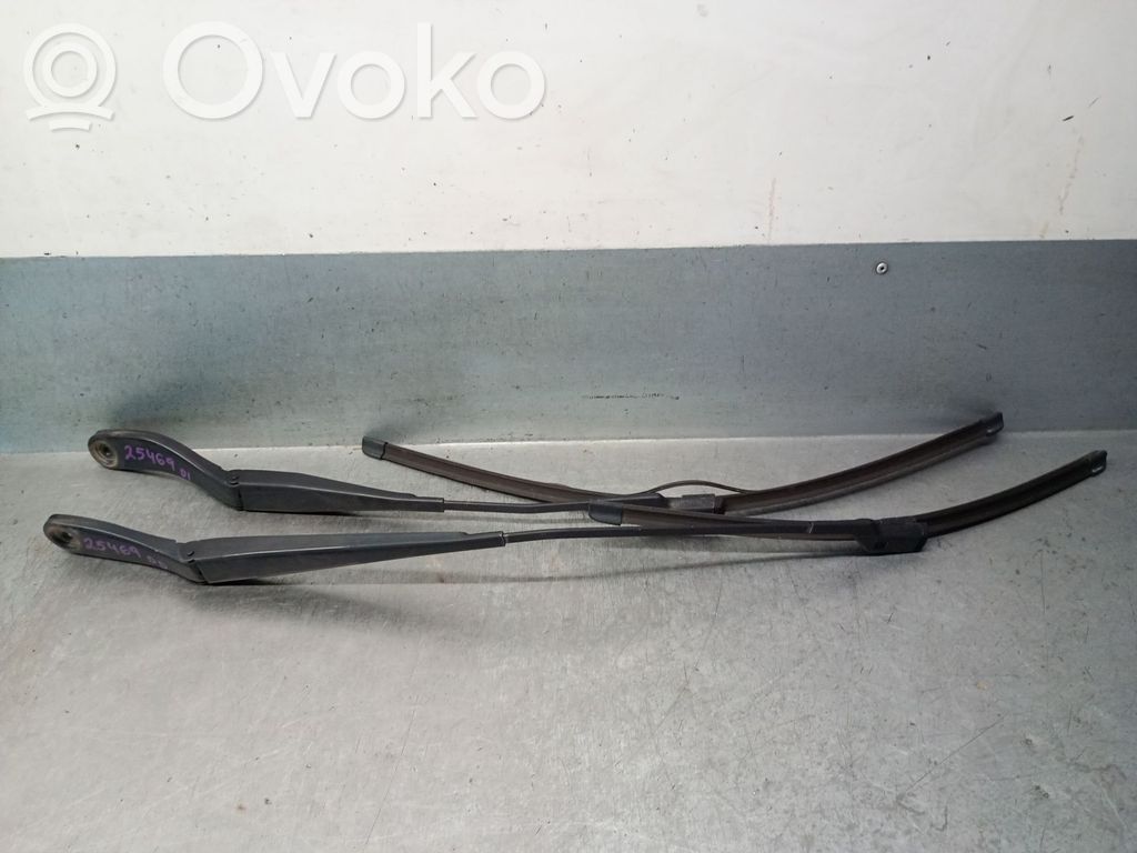 Volvo C30 Brazo del limpiaparabrisas delantero 