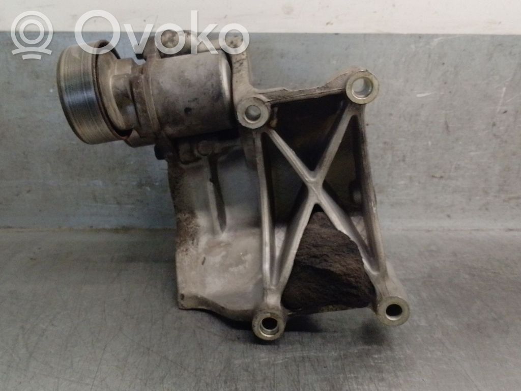 KIA Carens I Mocowanie alternatora 