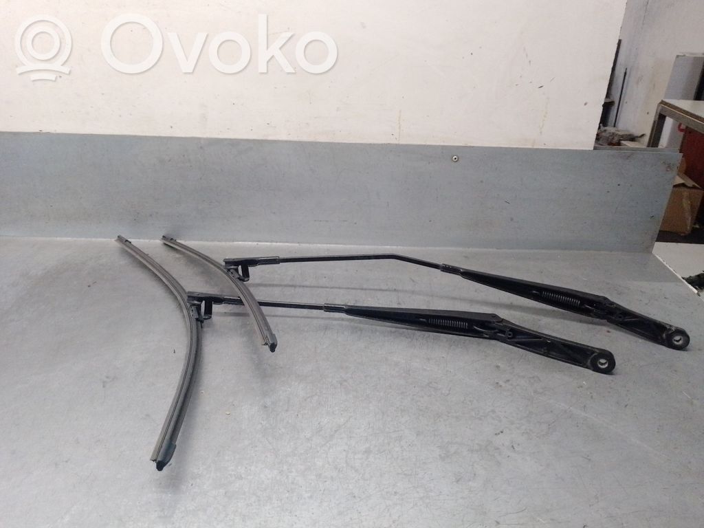 Volkswagen Golf SportWagen Front wiper blade arm