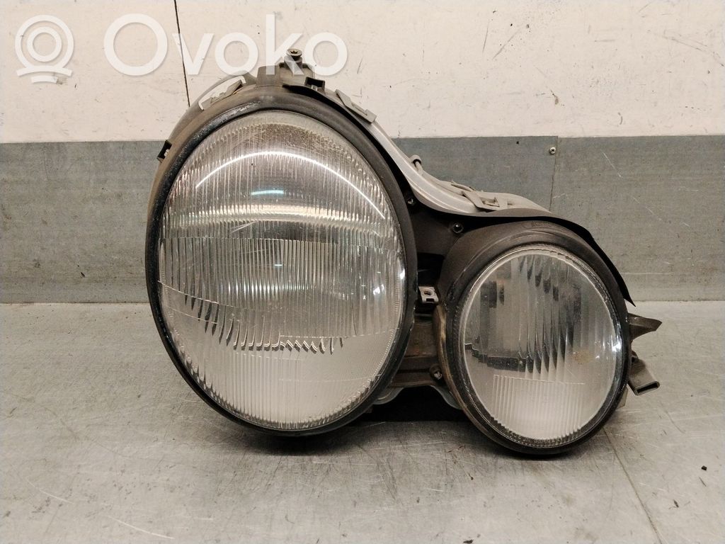 Mercedes-Benz E W210 Lampa przednia