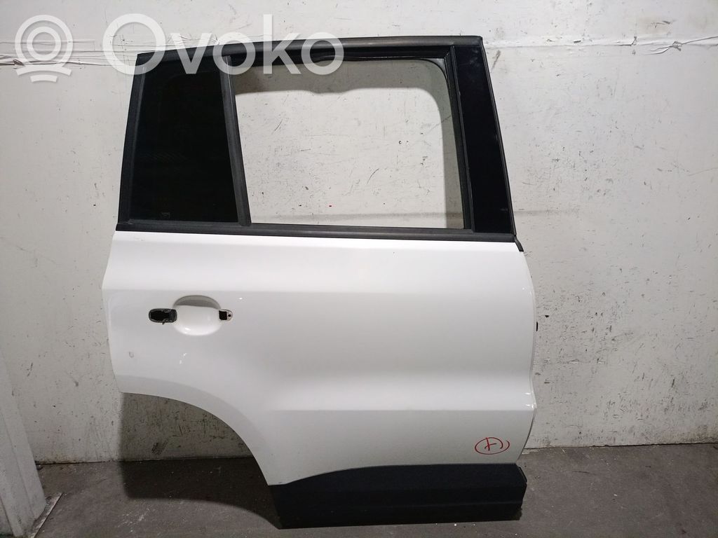 Volkswagen Tiguan Rear door 