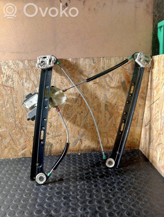 Regulador de puerta delantera con motor   E840311302