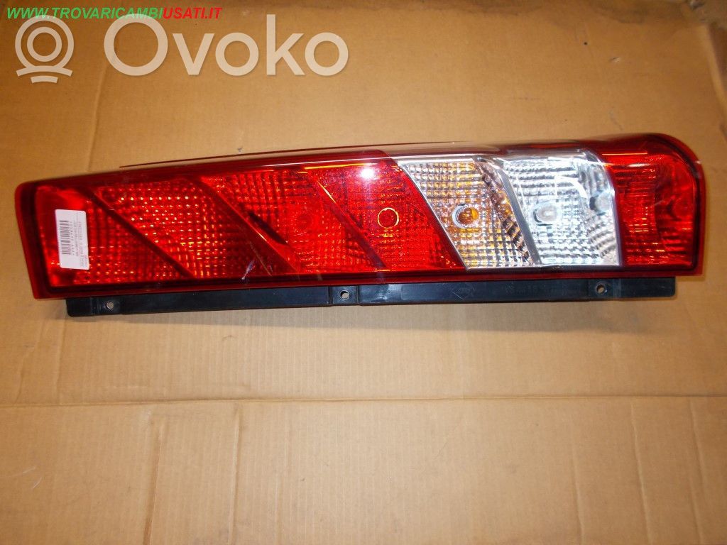 Iveco Daily 6th gen Aizmugurējais lukturis virsbūvē 