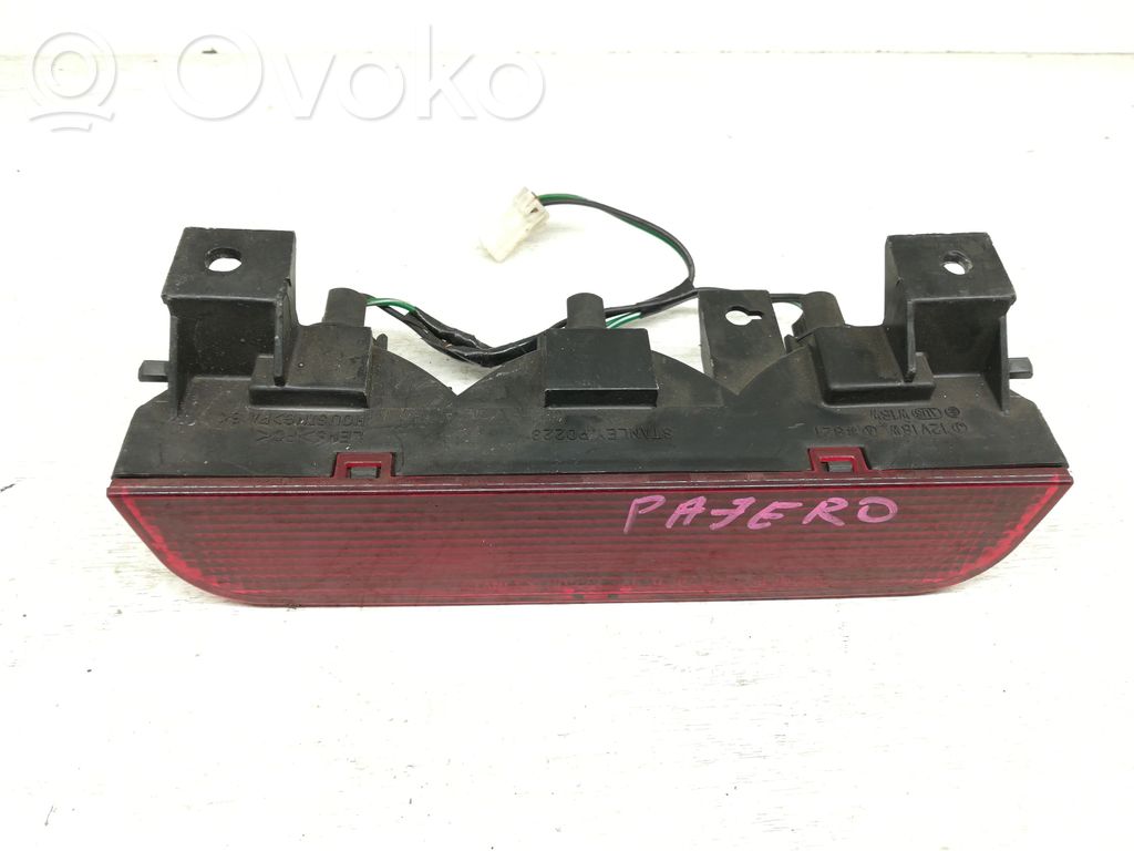 Mitsubishi Pajero Third/center stoplight 