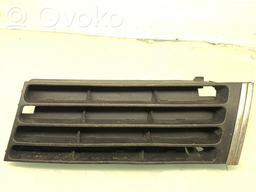 Audi A4 S4 B5 8D Etupuskurin alempi jäähdytinsäleikkö 