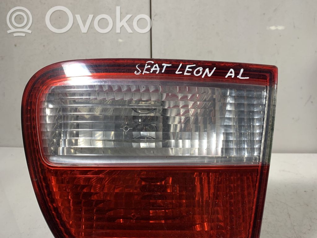 Seat Leon (1P) Aizmugurējais lukturis pārsegā 
