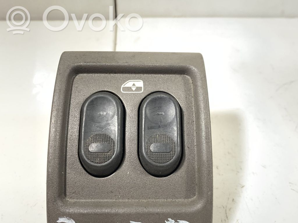 Interruptor del elevalunas eléctrico   0UG381L8AA