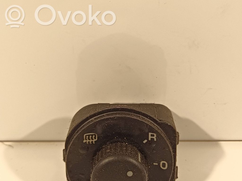 Skoda Octavia Mk2 (1Z) Sānu spoguļu slēdzis 
