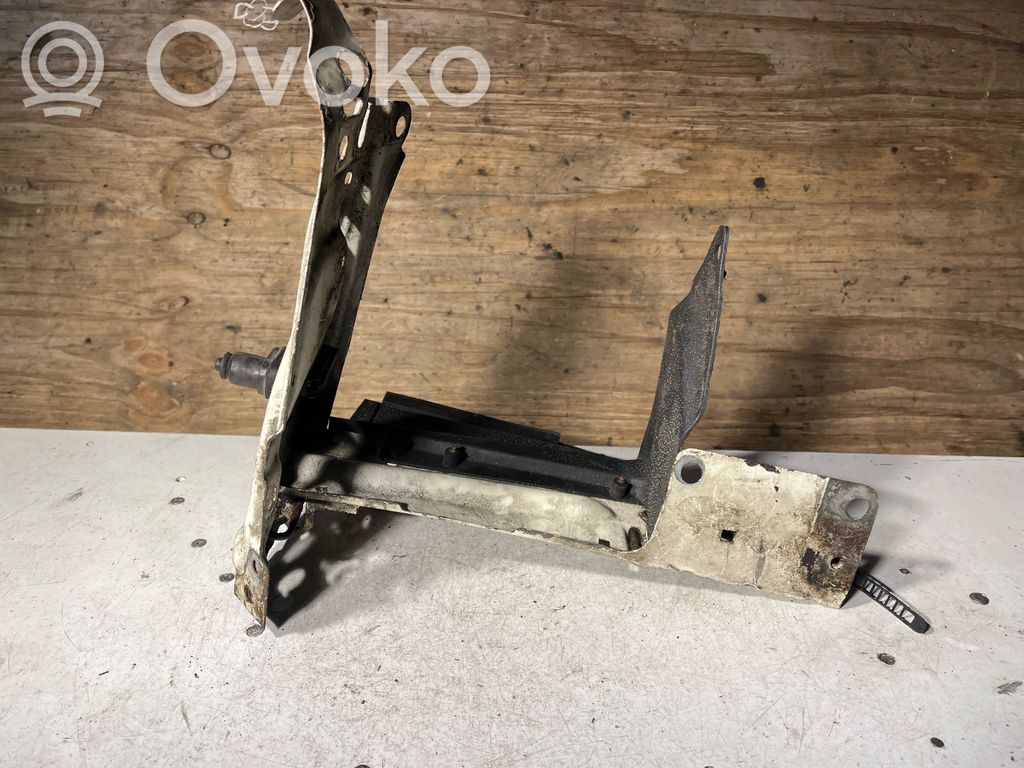 Fender mounting bracket   8A0915437
