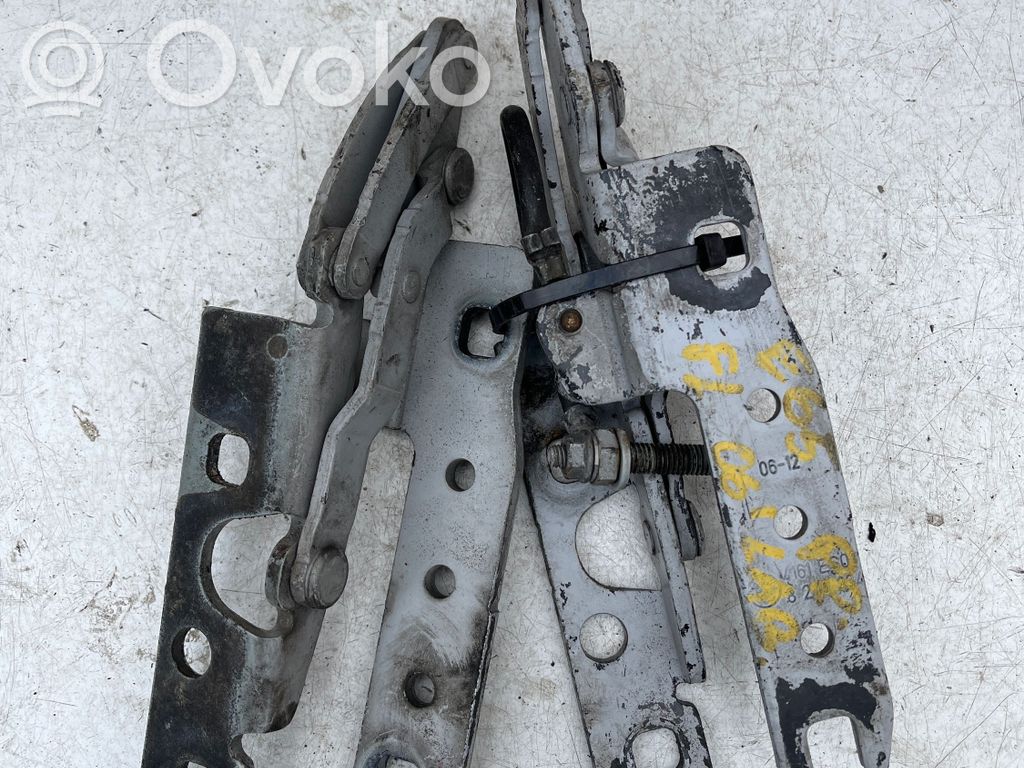 Engine bonnet/hood hinges   8240334,8240333