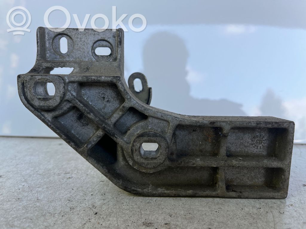 Volvo S40, V40 Engine mounting bracket 