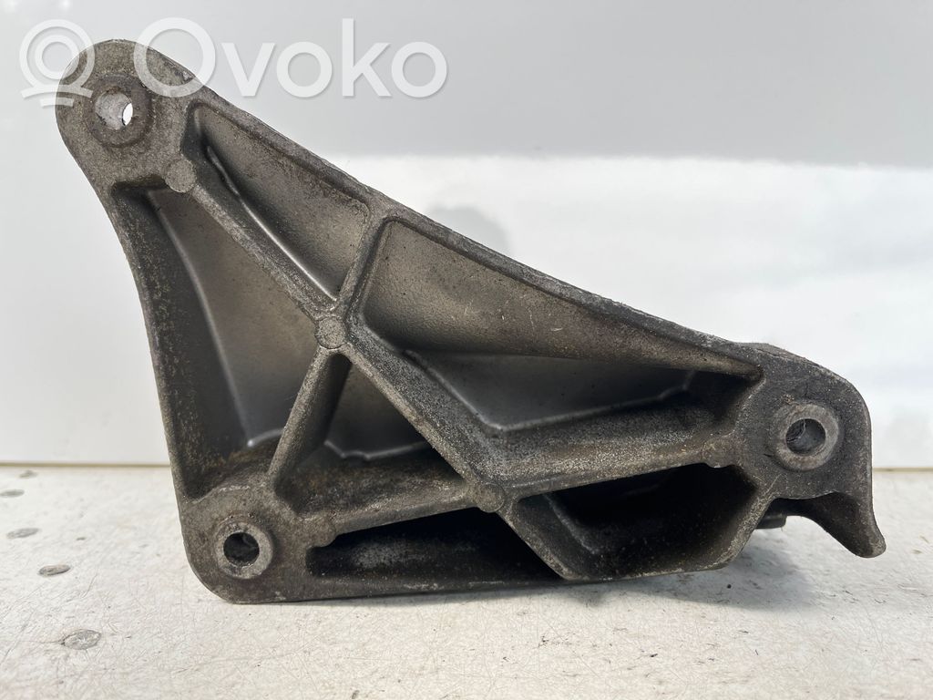 BMW 5 E39 Engine mounting bracket 