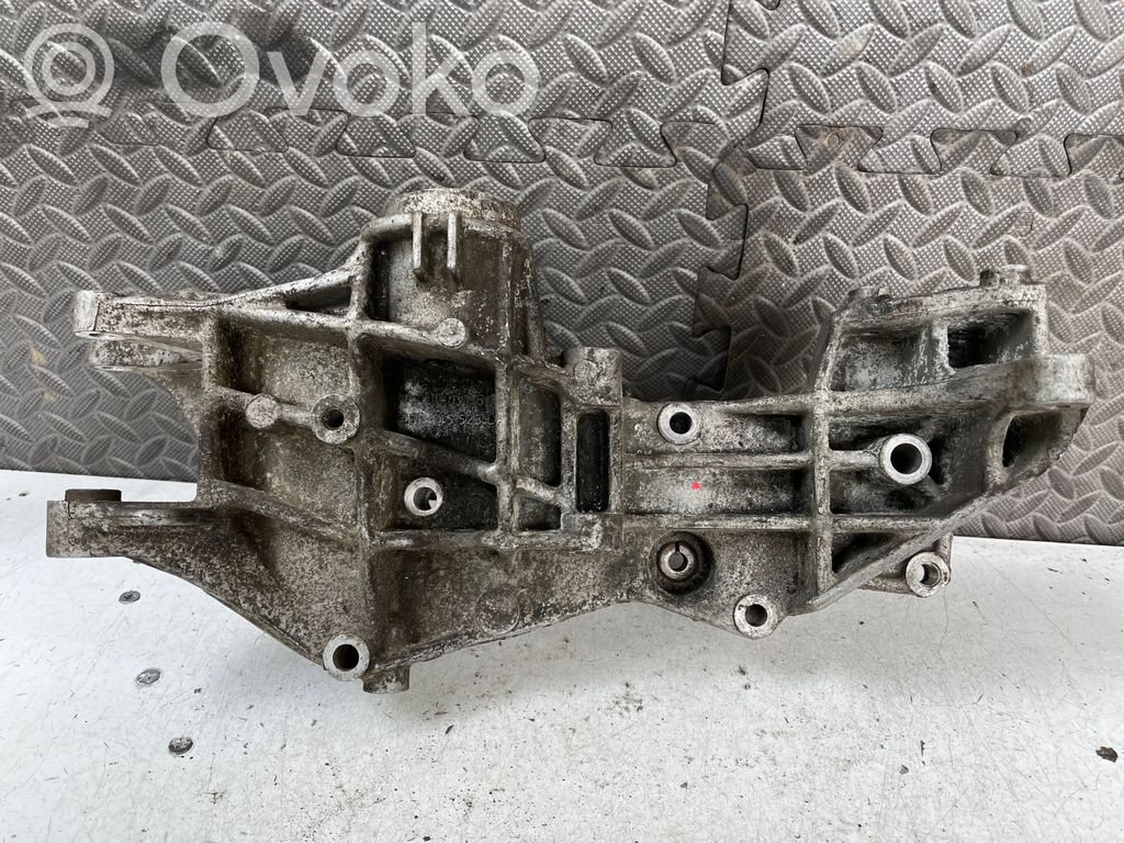 Volkswagen PASSAT B5 Generator/alternator bracket 