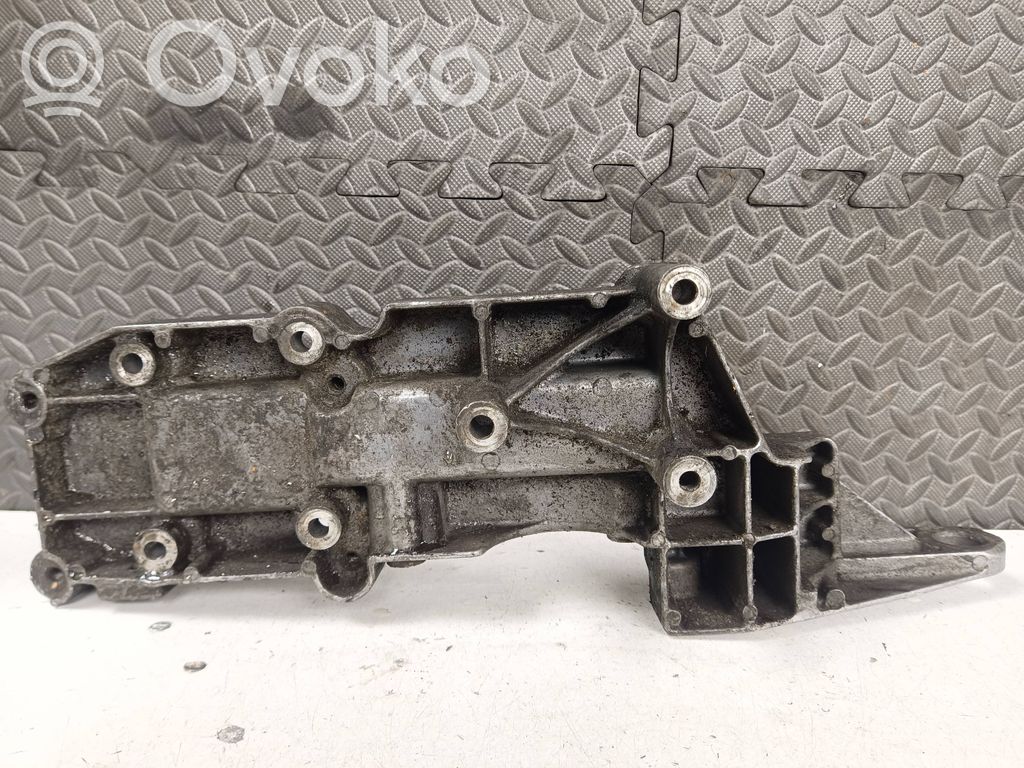 Volvo V70 Engine mounting bracket 