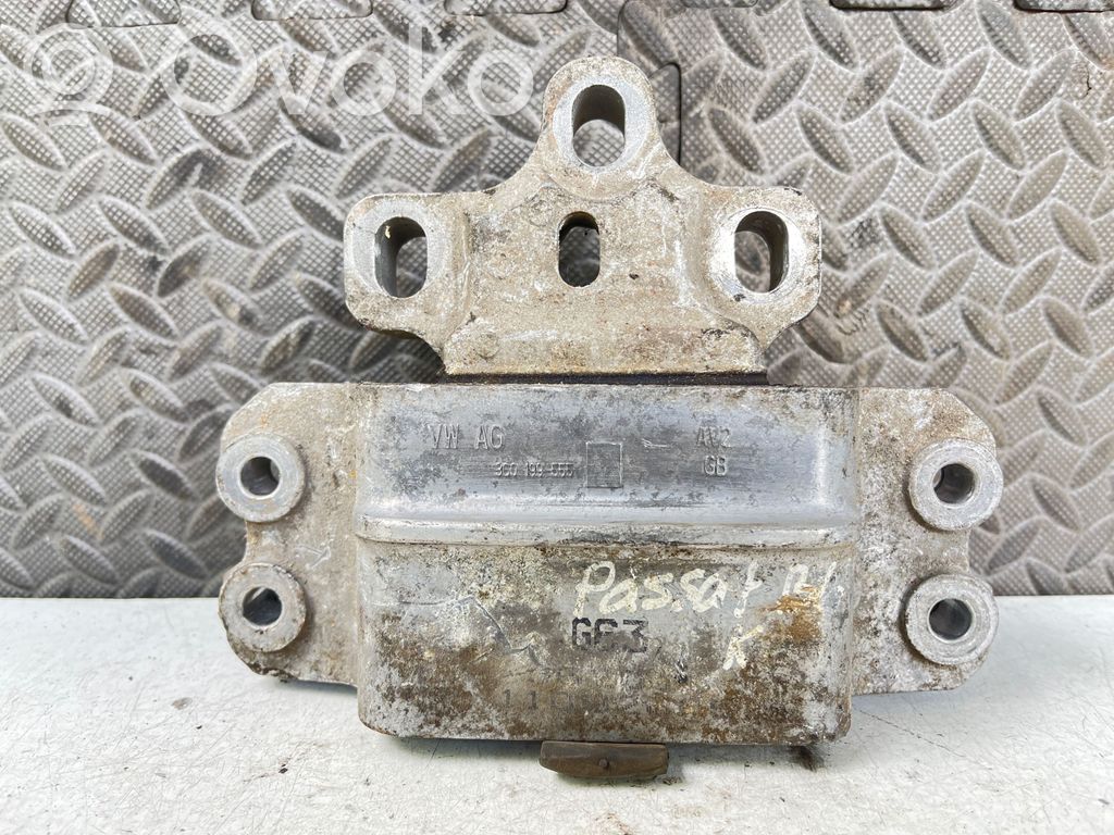 Volkswagen PASSAT B6 Engine mount bracket 