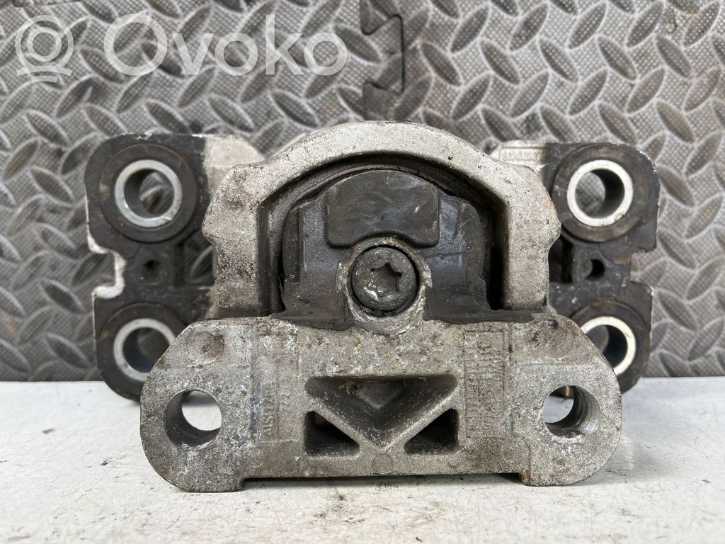 Volvo S80 Engine mount bracket 